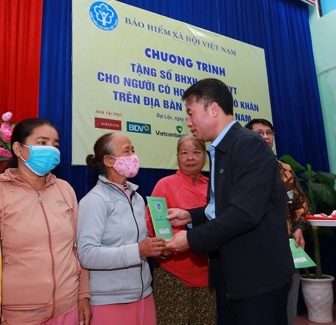 Trao sổ BHXH và thẻ BHYT tặng người dân Đà Nẵng, Quảng Nam